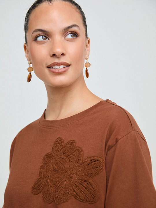 CAMISETA DETALLE FLOR CROCHET Cinnamon image number null