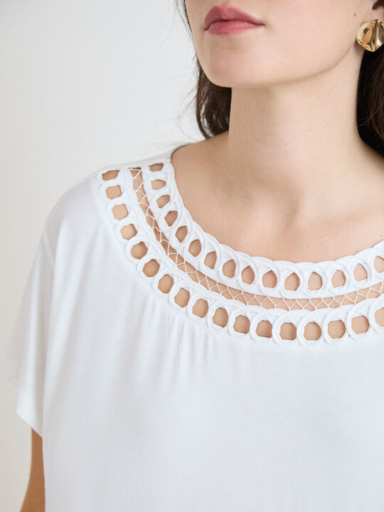 CAMISETA DETALLE CUELLO Blanco Hueso image number null