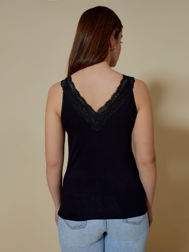 Top detalle bordado en escote Negro