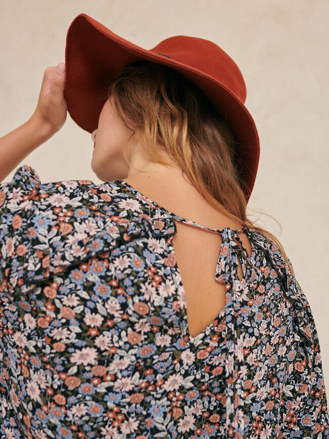 Blusa manga larga detalles puntilla y vo Estampado 1