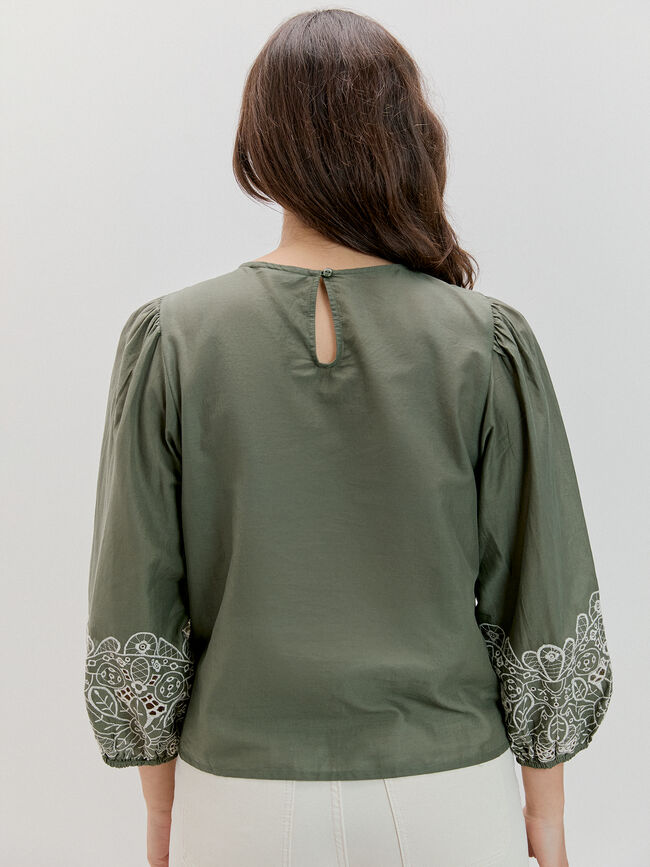 BLUSA BAJO BORDADO Kaki