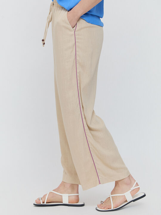 PANTALON DETALLE LATERAL Camel image number null