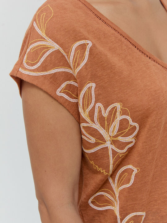 CAMISETA POSICIONAL FLORES Marron viejo image number null