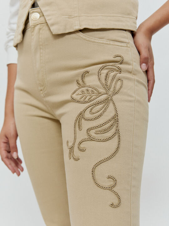 PANTALON COLOR BORDADO Camel image number null