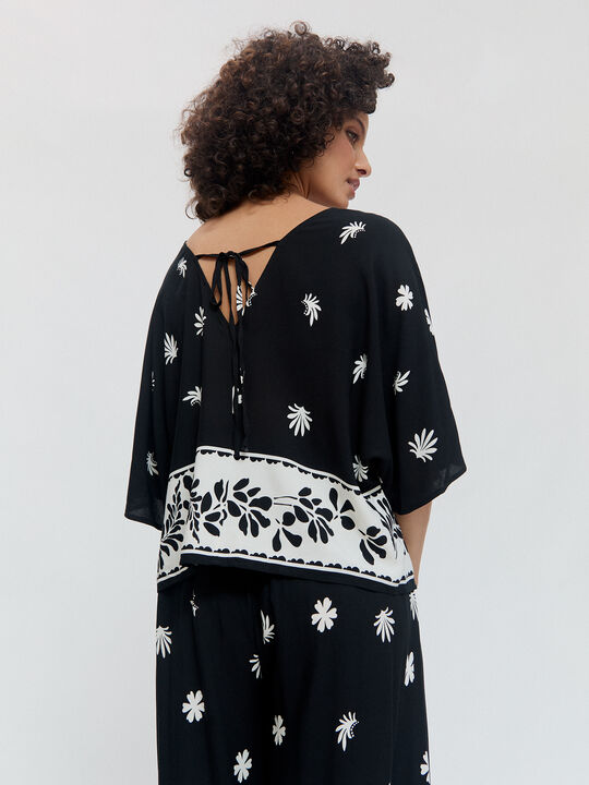 BLUSA ESTAMPADA Negro image number null