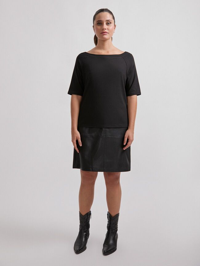 CAMISETA CUELLO BARCO Negro