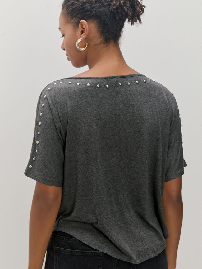 CAMISETA  DETALLES TACHAS Gris Oscuro