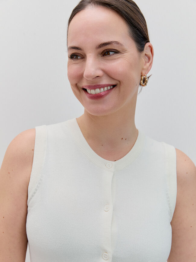 CHALECO B&Aacute;SICO BOTONES Beige