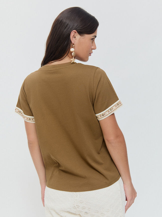 CAMISETA DETALLE PIEDRAS Mocca Oscuro