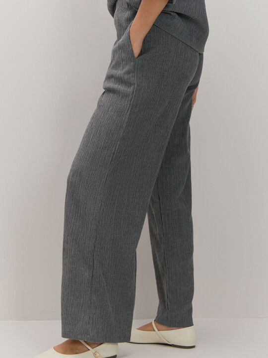 PANTALON TEXTURA Gris Oscuro image number null