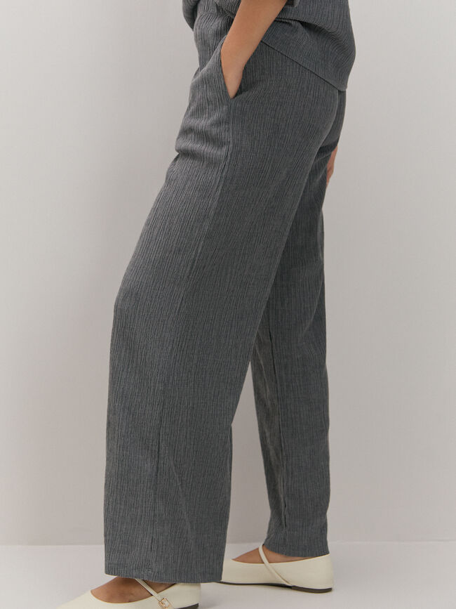 PANTALON TEXTURA Gris Oscuro