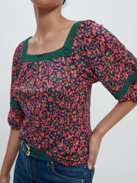 CAMISETA ESCOTE CUADRADO Estampado 1 image number null
