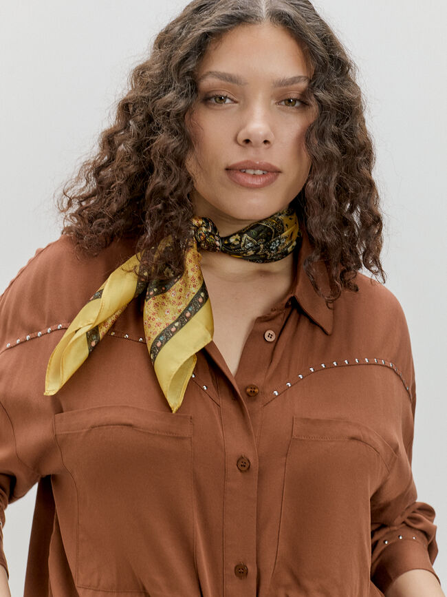 CAMISA CON TACHAS Mocca Oscuro