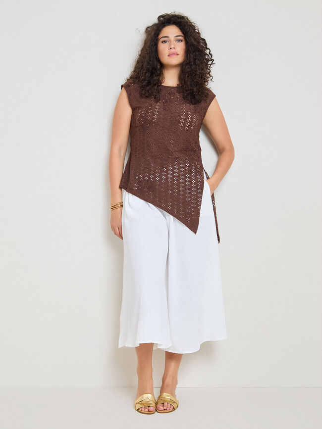 CAMISETA PICO LATERAL EYELET BORDADO BROWNIE