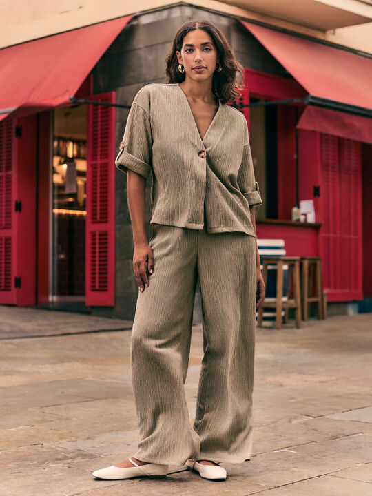 PANTALON TEXTURA ABERTURAS Beige image number null