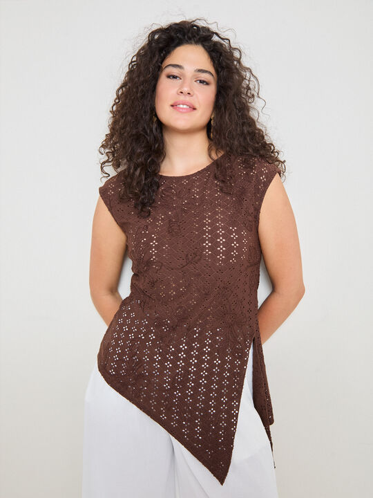 CAMISETA PICO LATERAL EYELET BORDADO BROWNIE image number null
