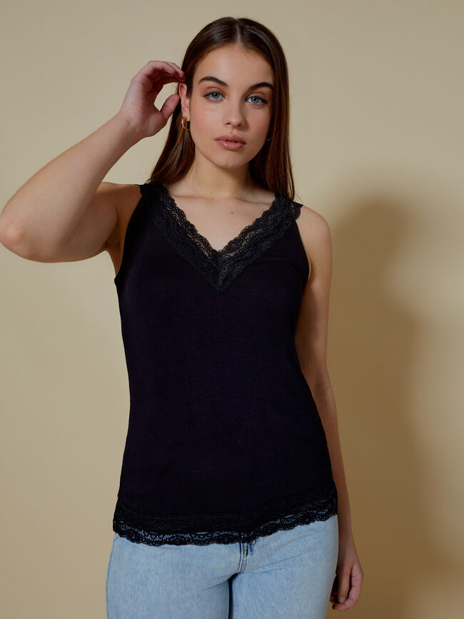 Top detalle bordado en escote Negro