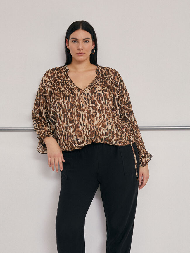 Blusa detalle volante estampada AVENA TOSTADA