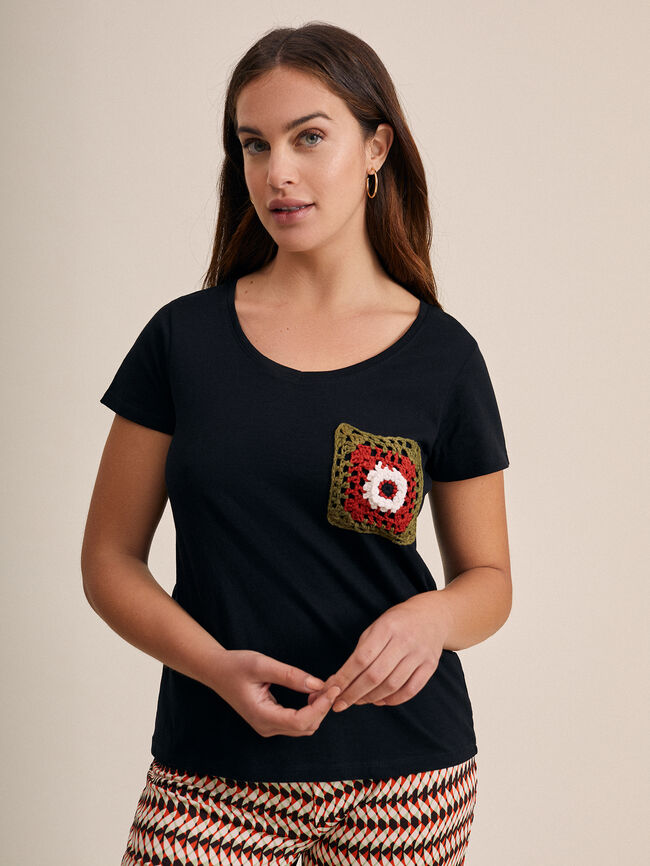 Camiseta escote pico con detalle en bols Negro