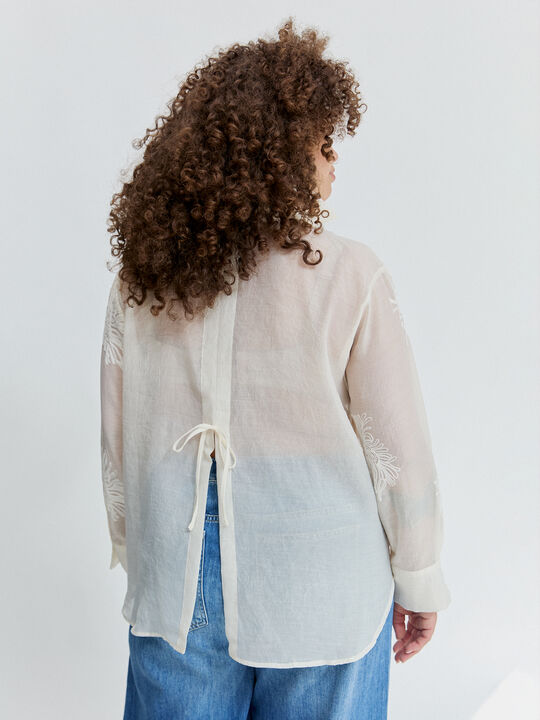 CAMISA ABERTURA TRASERA Blanco Hueso image number null