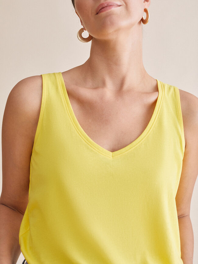 top cuello pico 100% algodón Canario