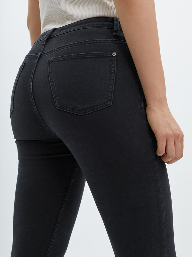 Vaquero pitillo básico Black wash