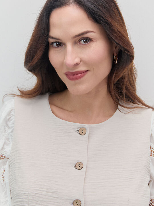 CHALECO BOTONES PEQUE&Ntilde;OS Marfil image number null