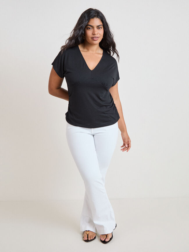 CAMISETA FLAME ESCOTE PICO ABIERTO Negro