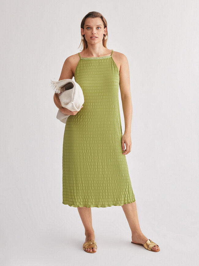 vestido con fornitura en escote kaki claro