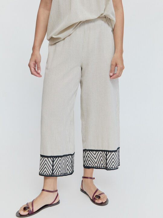 PANTALON BAJO BORDADO Negro image number null