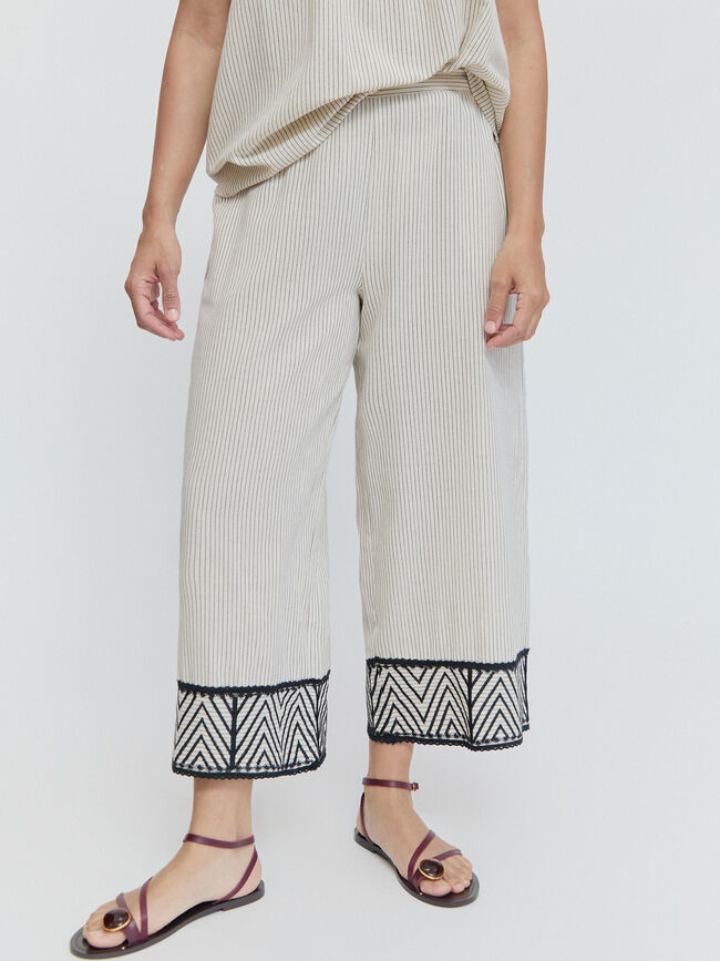 PANTALON BAJO BORDADO Negro