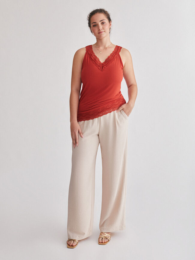 top con detalle bordado en cuello y bajo Azafran 2