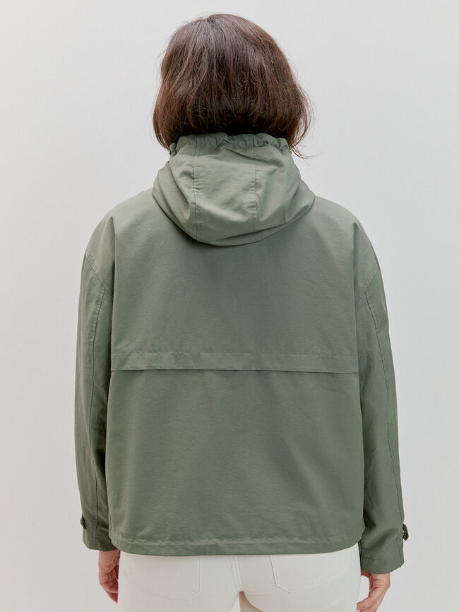 PARKA B&Aacute;SICA CAPUCHA kaki oscuro