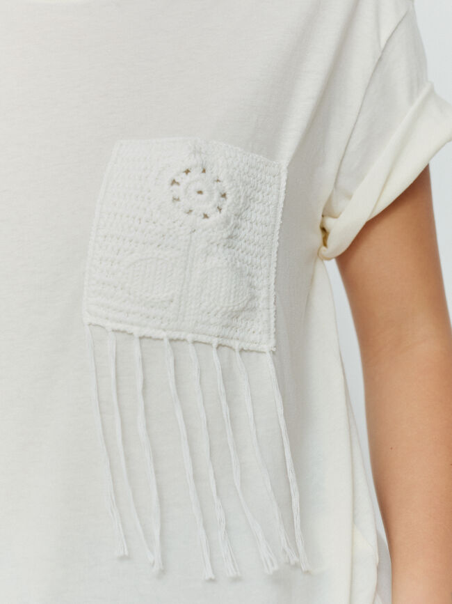 CAMISETA BOLSILLO CROCHET BLANCO ROTO