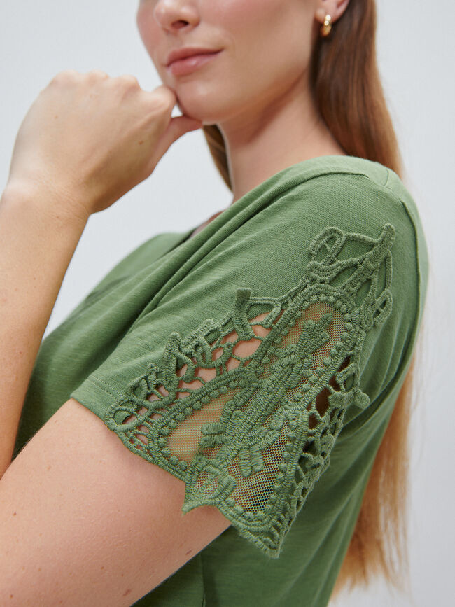 CAMISETA DETALLE CROCHET kaki medio