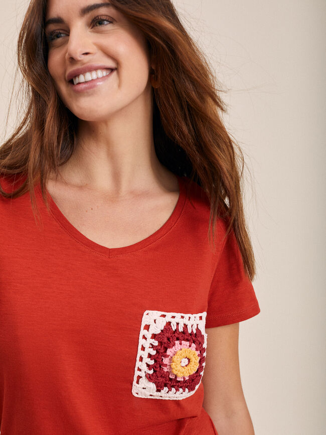 Camiseta escote pico con detalle en bols Azafran 2