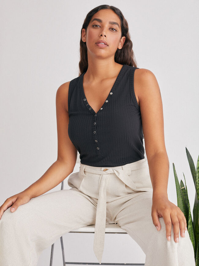 Camiseta cuello pico botones Negro