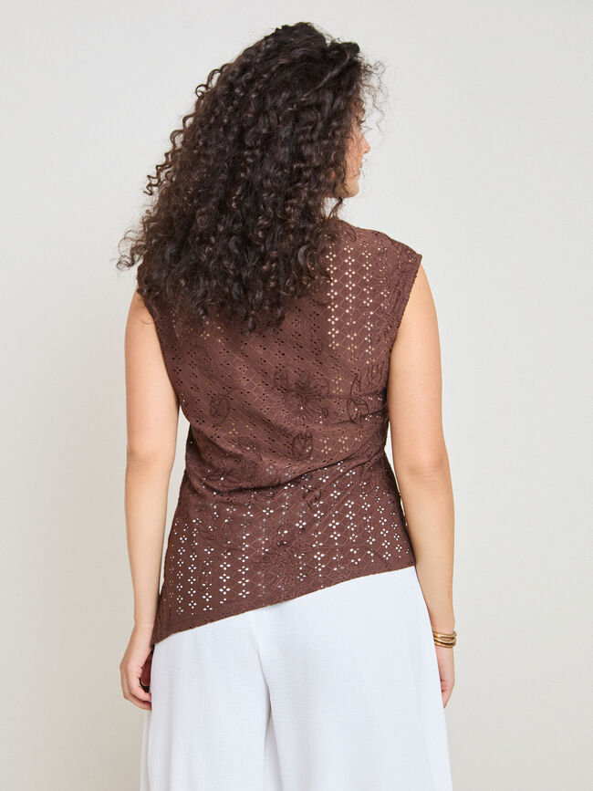 CAMISETA PICO LATERAL EYELET BORDADO BROWNIE