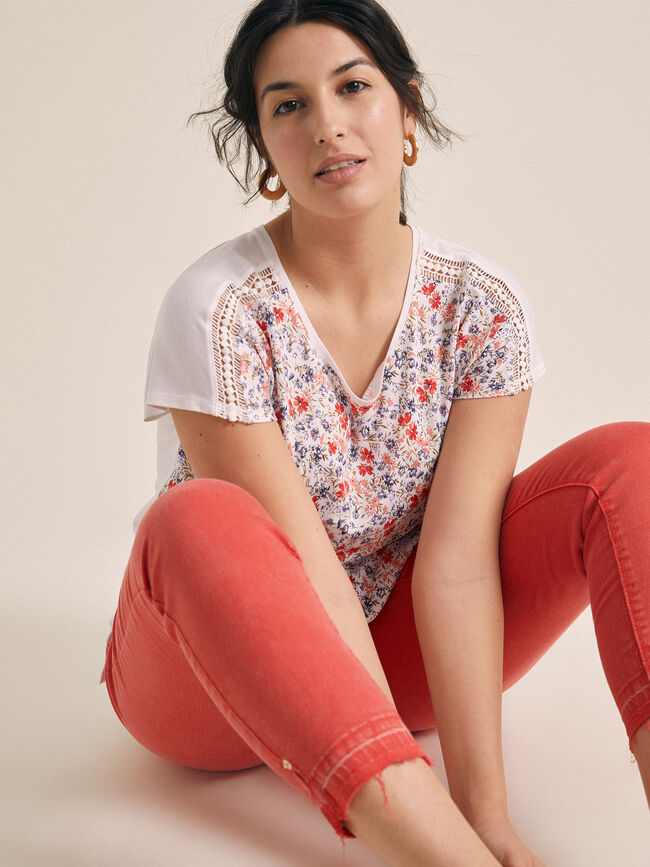 Camiseta con print y entredós en mangas Estampado 1