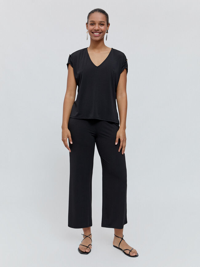 CAMISETA ESCOTE PICO Negro