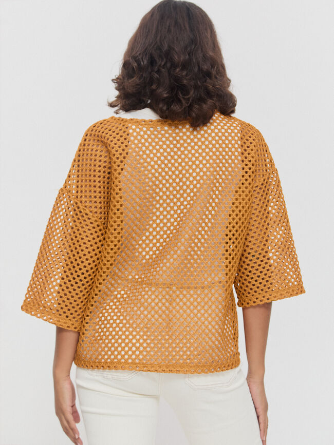 CAMISETA DETALLE ESCOTE Mostaza