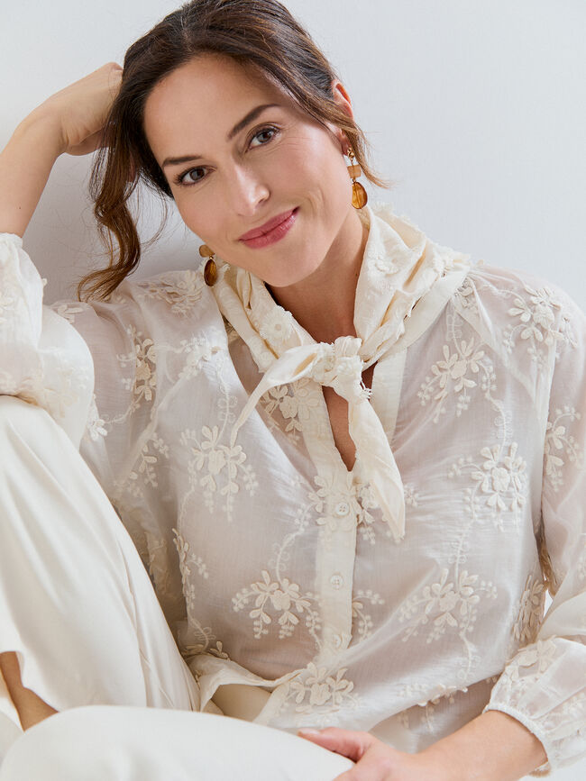 PA&Ntilde;UELO DETALLE FLOR Beige