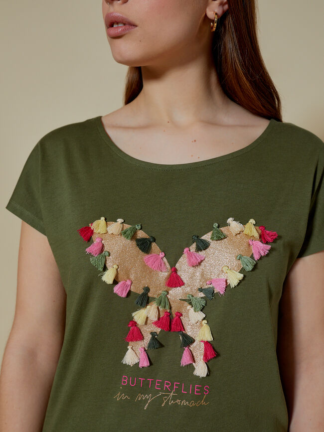 Camiseta detalle estampado mariposa con kaki claro