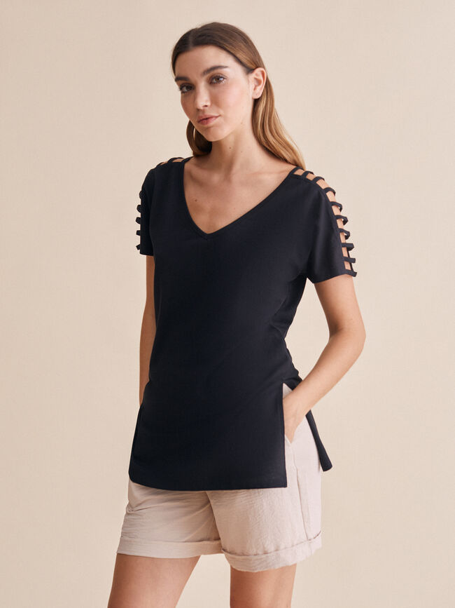 camiseta detalle aberturas en hombros 10 Negro