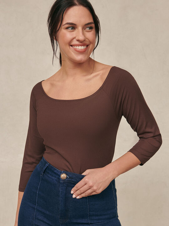 CAMISETA CUELLO BARCO Marron Oscuro image number null