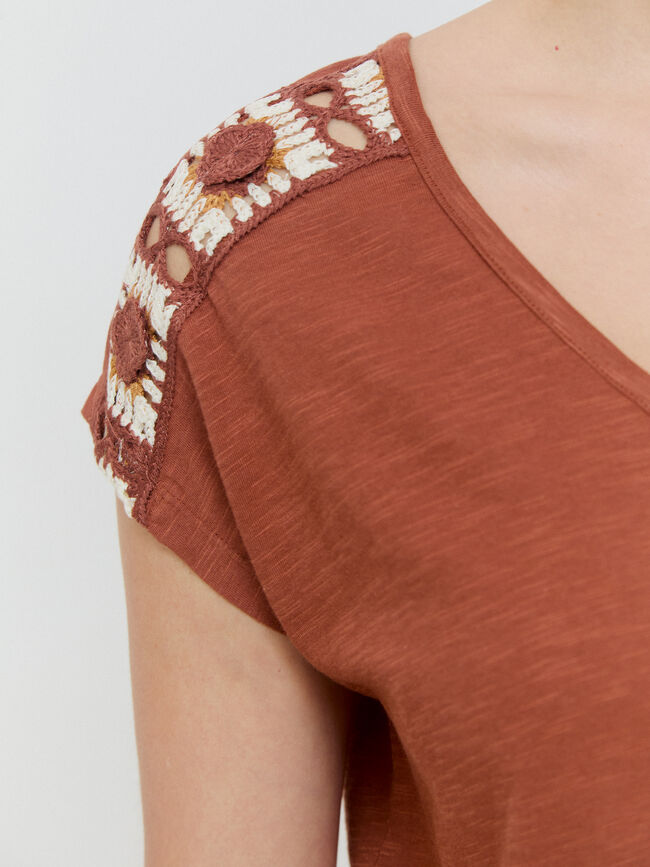 CAMISETA CROCHET HOMBROS Marron viejo