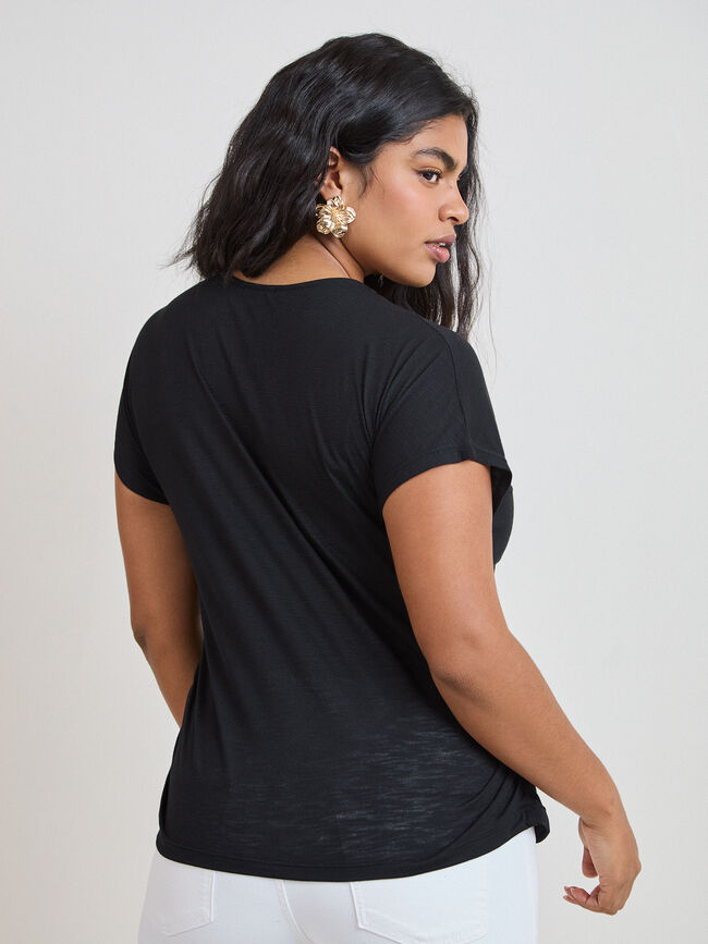 CAMISETA FLAME ESCOTE PICO ABIERTO Negro