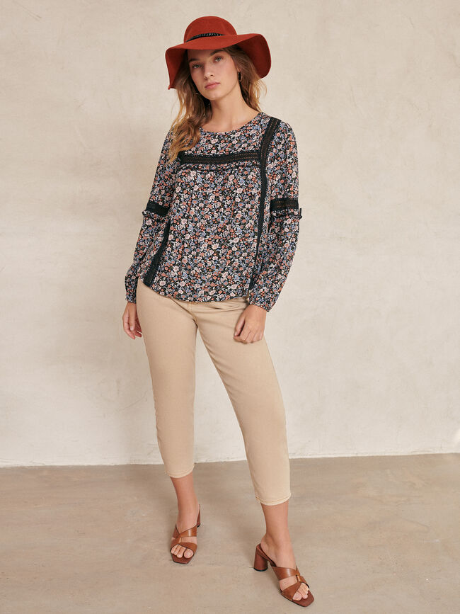 Blusa manga larga detalles puntilla y vo Estampado 1
