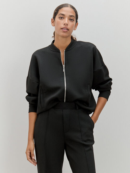BOMBER DETALLE ESPALDA Negro image number null