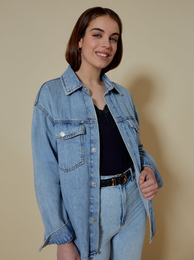 Top detalle bordado en escote Negro